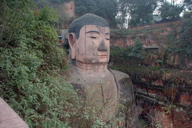樂(lè)山大佛為何以屹立千年？又為何既不雙手合十也不打坐呢？