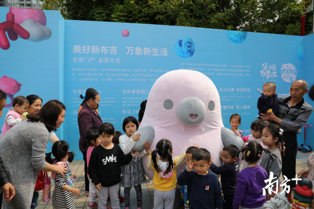 想要和萌萌噠的“鴨梨哥”見面嗎？快來(lái)布吉雕塑公益巡展吧