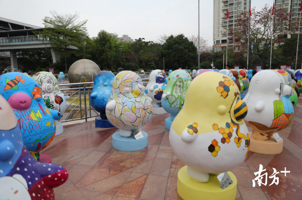 想要和萌萌噠的“鴨梨哥”見面嗎？快來(lái)布吉雕塑公益巡展吧